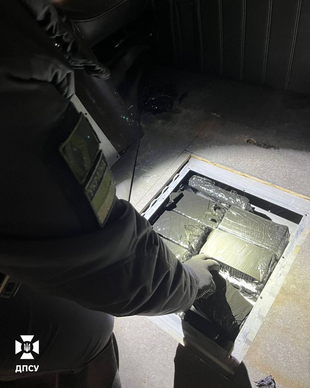 Водій буса заховав у підлозі 829 iPhone, їх виявили на Львівщині - фото 8