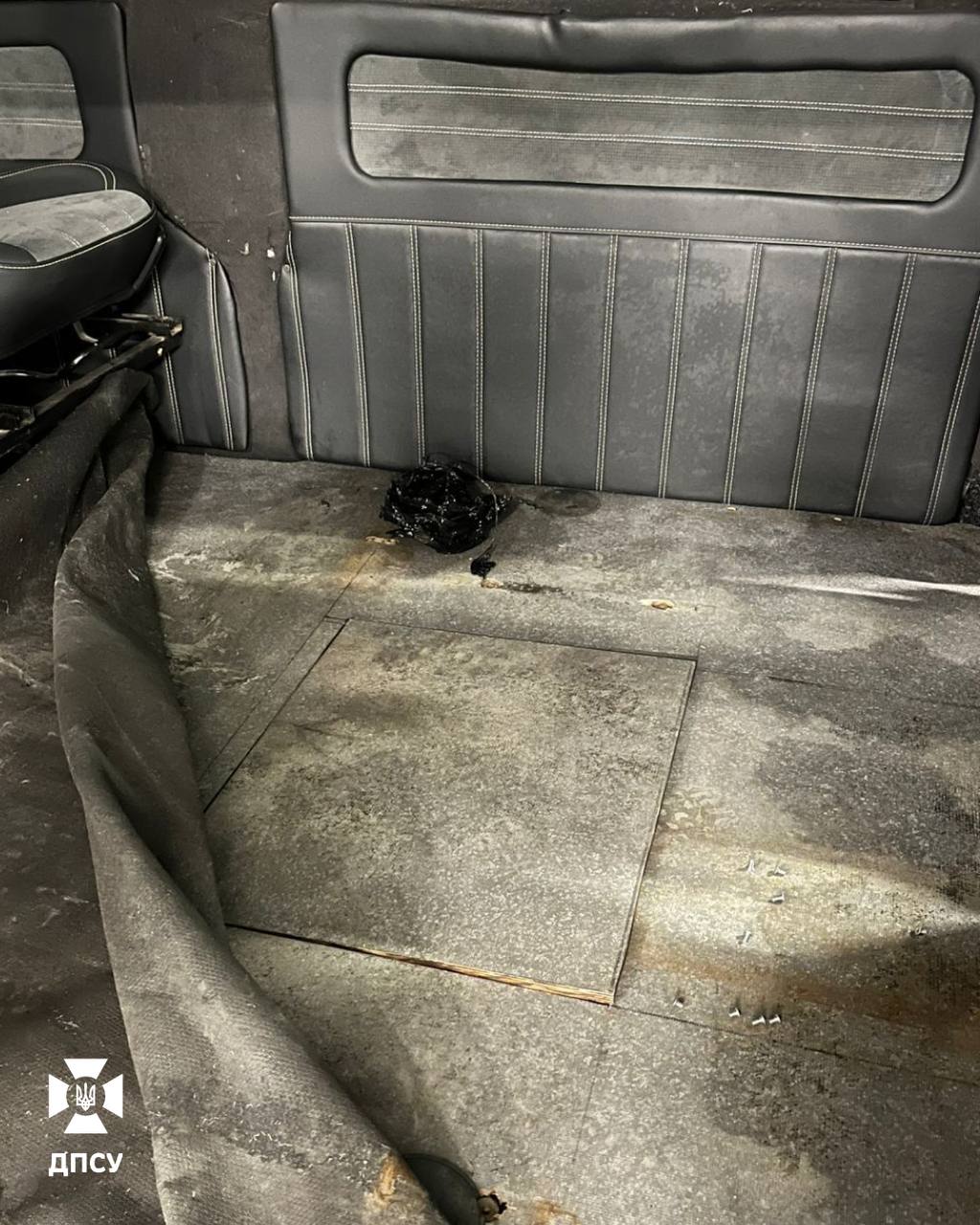 Водій буса заховав у підлозі 829 iPhone, їх виявили на Львівщині - фото 7