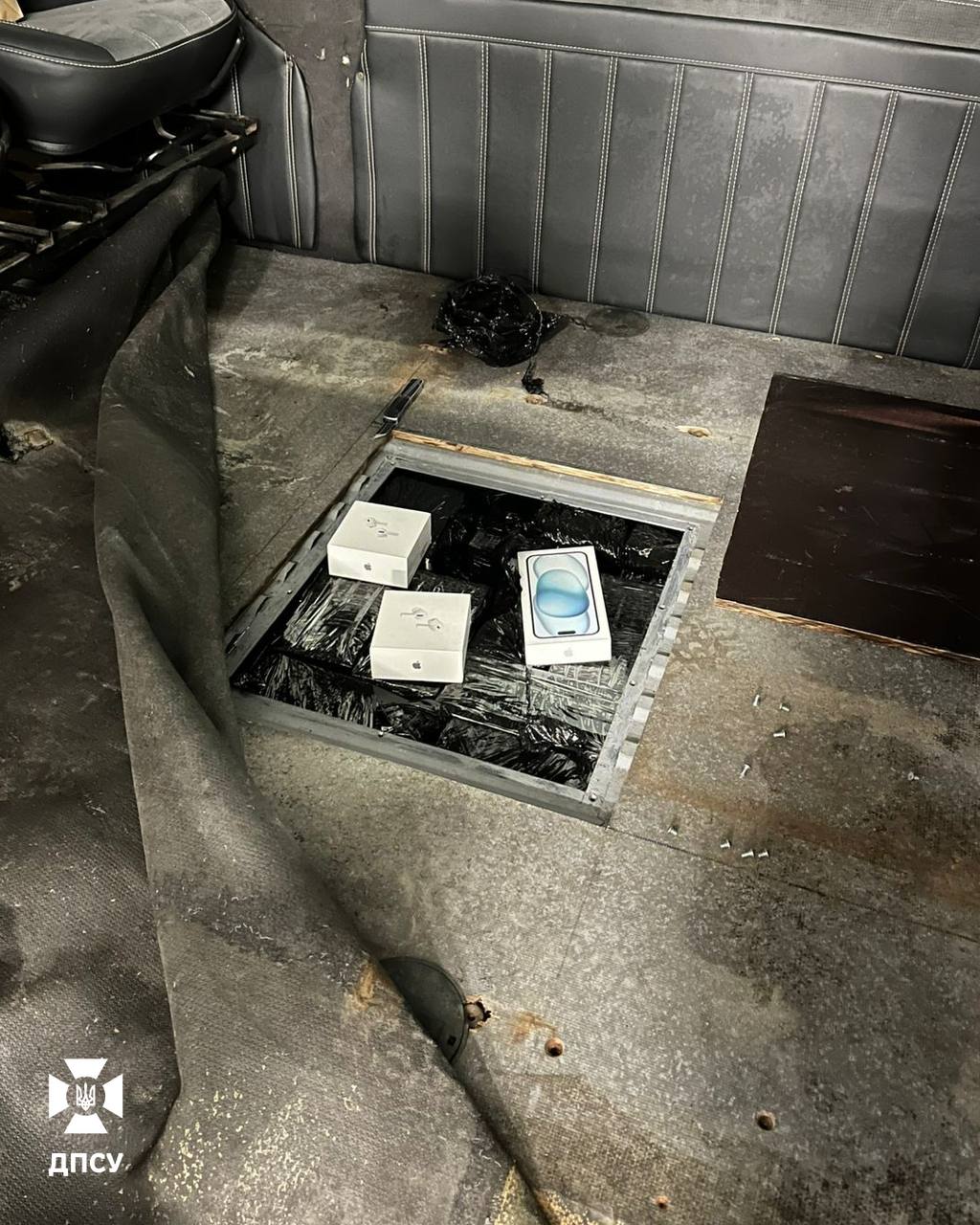 Водій буса заховав у підлозі 829 iPhone, їх виявили на Львівщині - фото 6