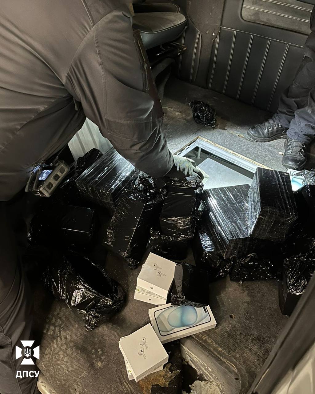 Водій буса заховав у підлозі 829 iPhone, їх виявили на Львівщині - фото 5