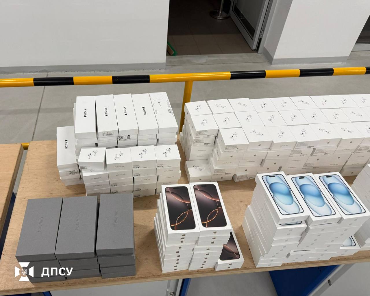 Водій буса заховав у підлозі 829 iPhone, їх виявили на Львівщині - фото 4