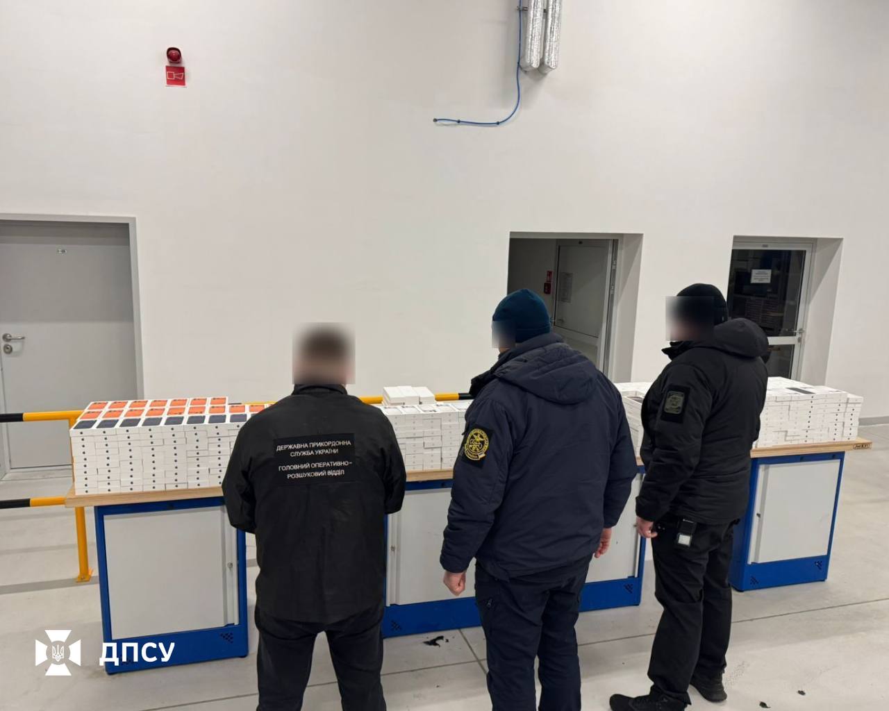 Водій буса заховав у підлозі 829 iPhone, їх виявили на Львівщині