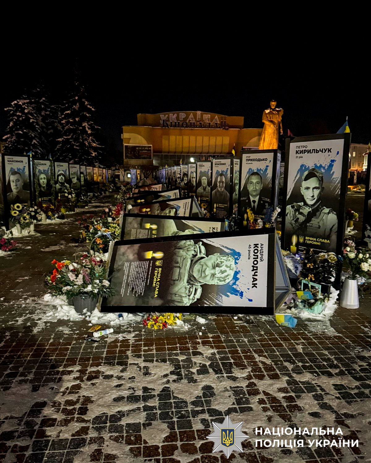 У Рівному жінка перекинула портрети загиблих Героїв - фото 4