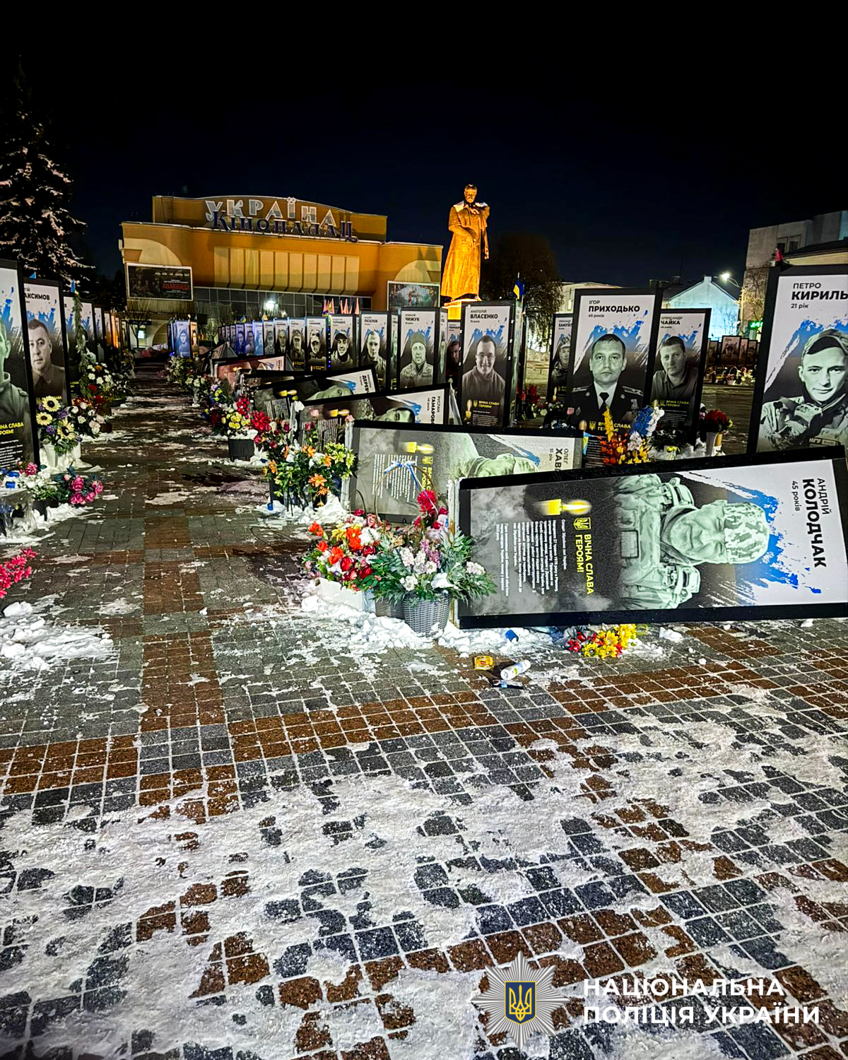 У Рівному жінка перекинула портрети загиблих Героїв - фото 6