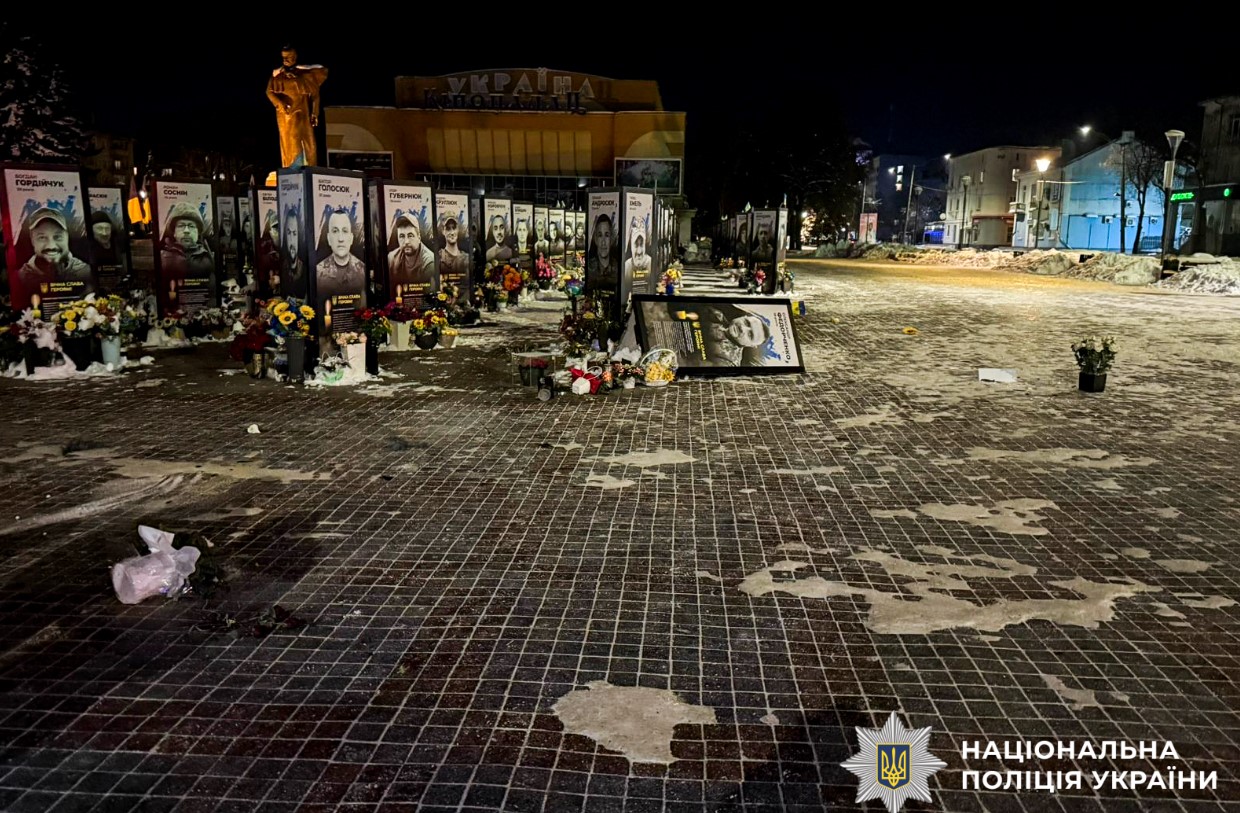 У Рівному жінка перекинула портрети загиблих Героїв - фото 5