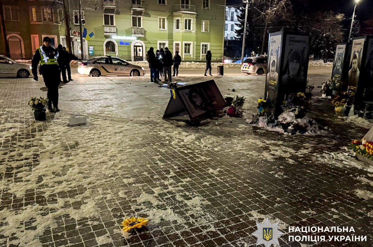 У Рівному жінка перекинула портрети загиблих Героїв