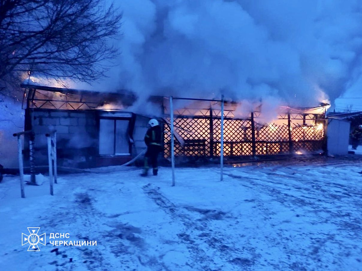 В Умані згорів літній майданчик ресторану - фото 2