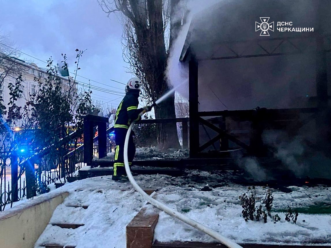 В Умані згорів літній майданчик ресторану - фото 4