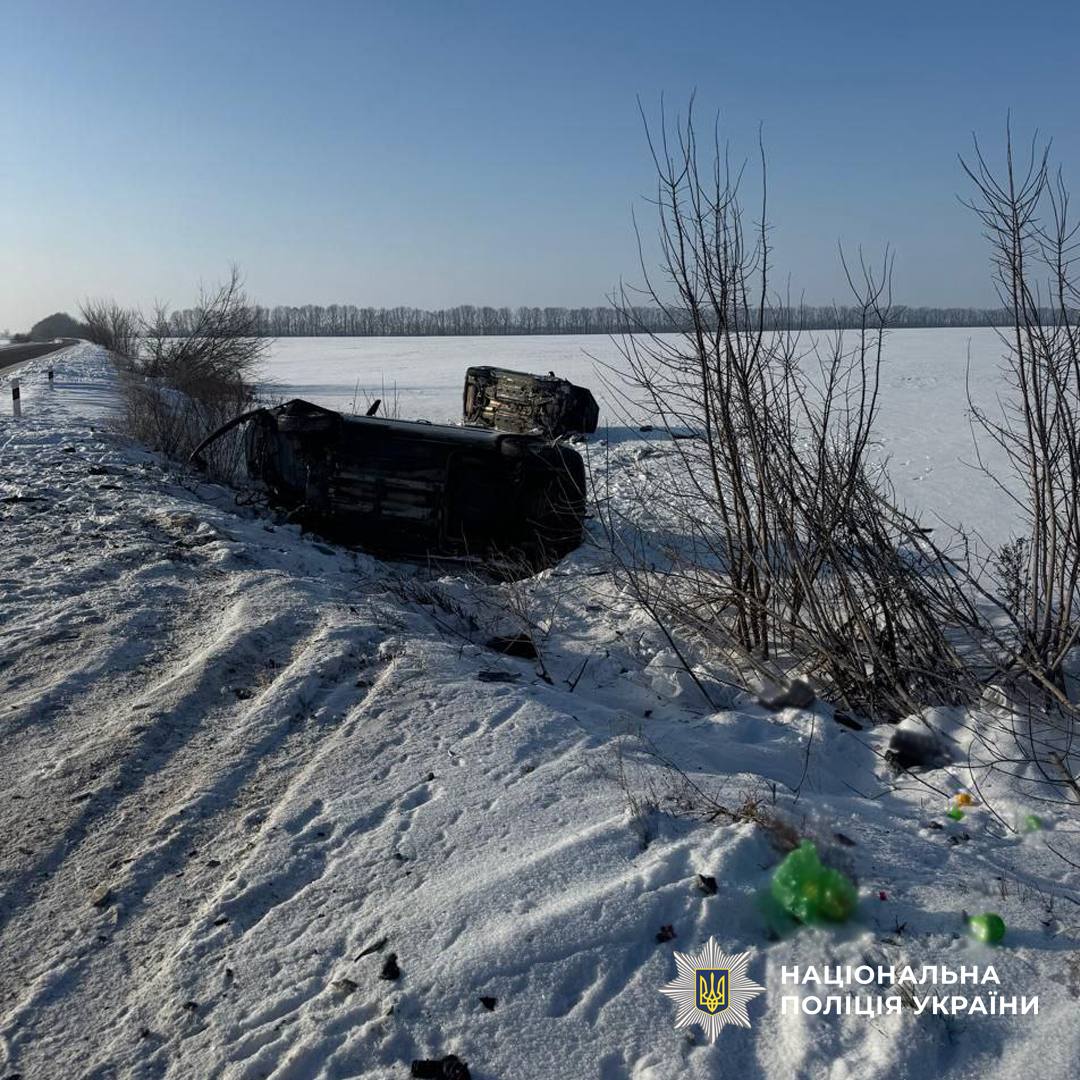 Автомобілі злетіли з дороги і перекинулися внаслідок ДТП в Уманському районі - фото 2