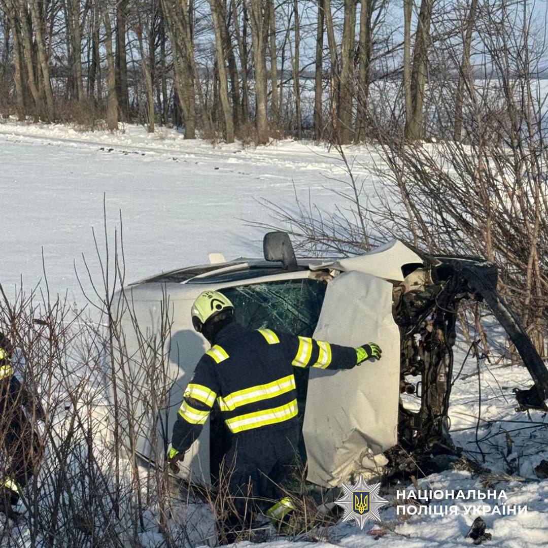Автомобілі злетіли з дороги і перекинулися внаслідок ДТП в Уманському районі