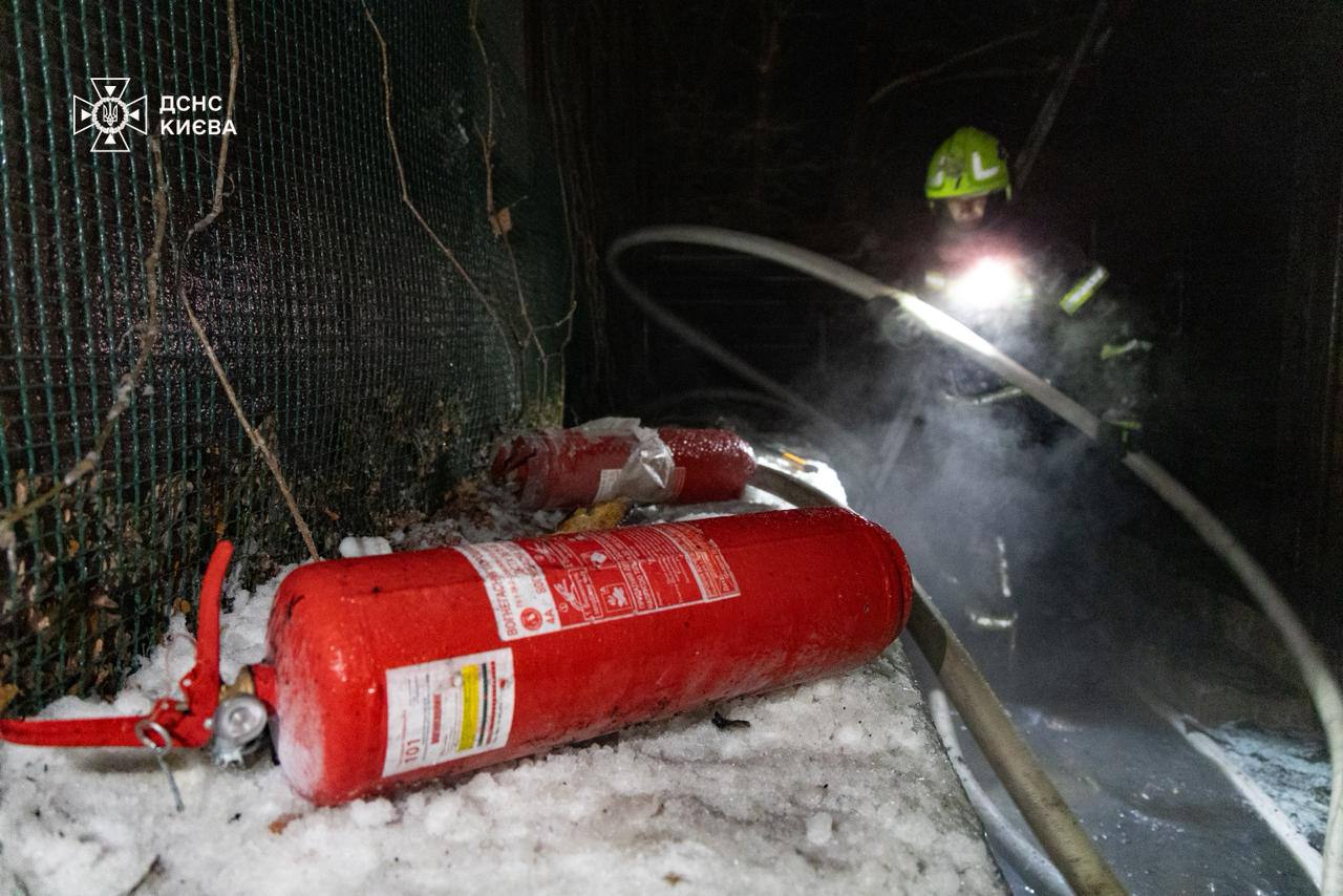 У Подільському районі Києва ліквідували пожежу на території ресторану - фото 3