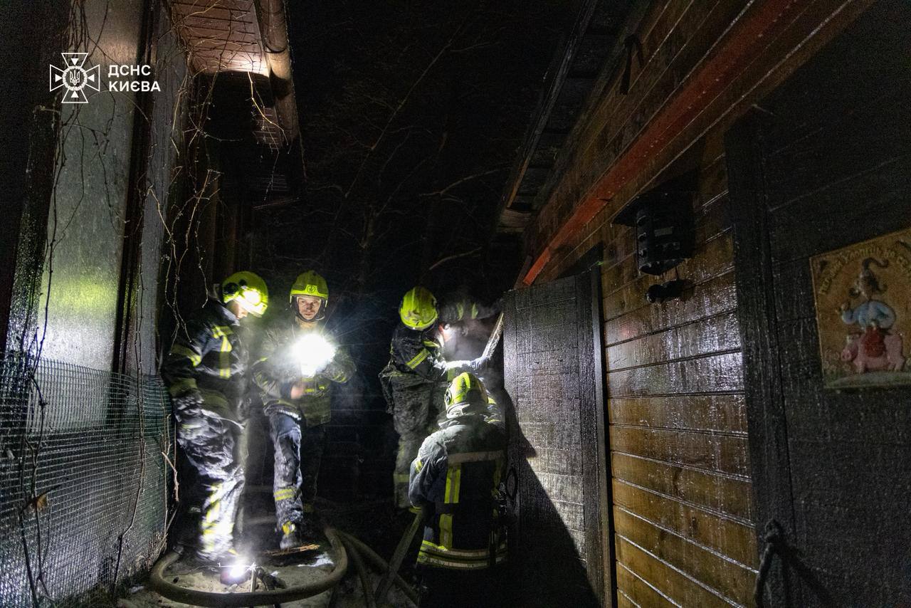 У Подільському районі Києва ліквідували пожежу на території ресторану - фото 2