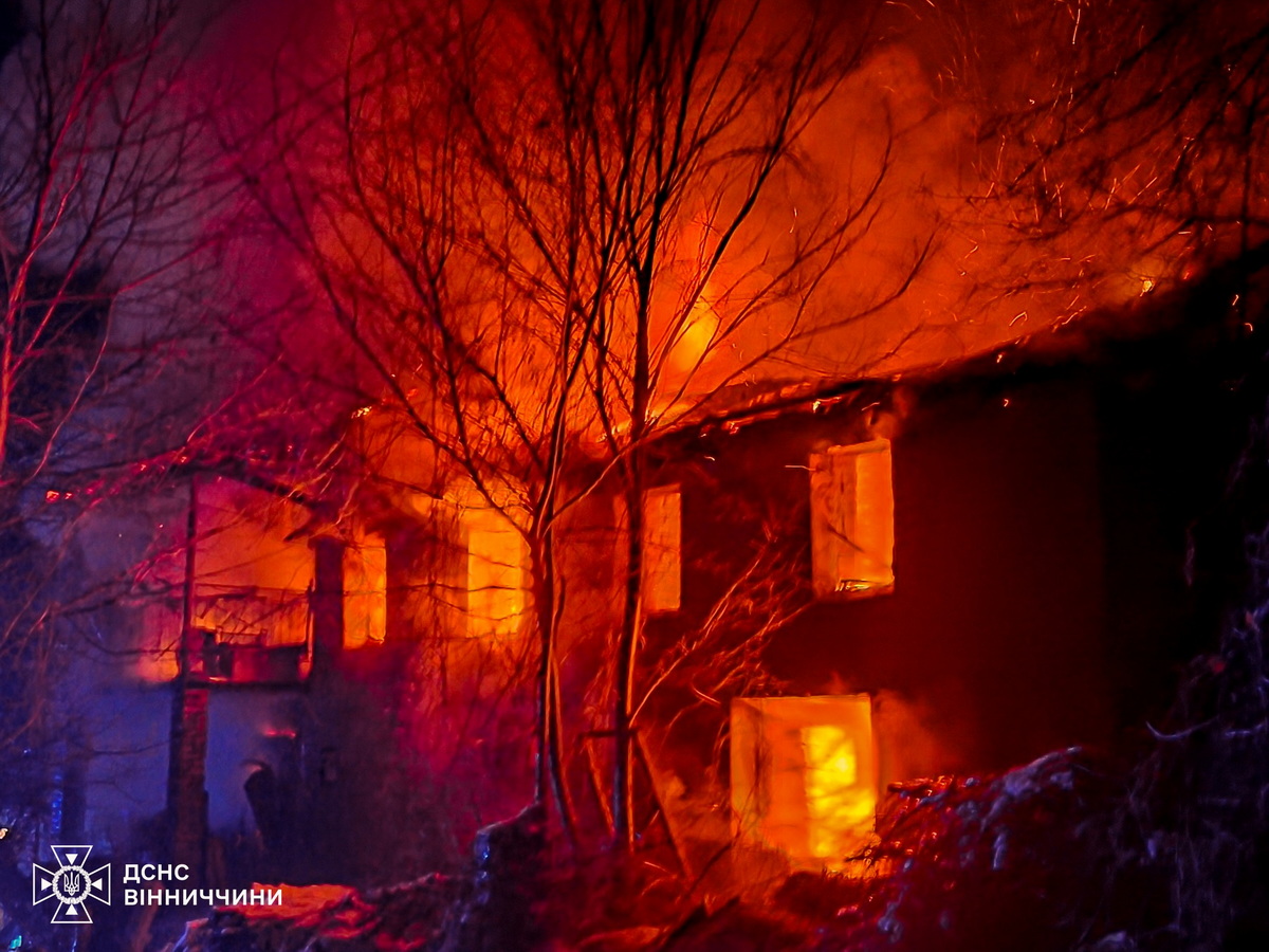 Масштабна пожежа у центрі Вінниці: поліція перекривала рух, на згарищі виявили тіло