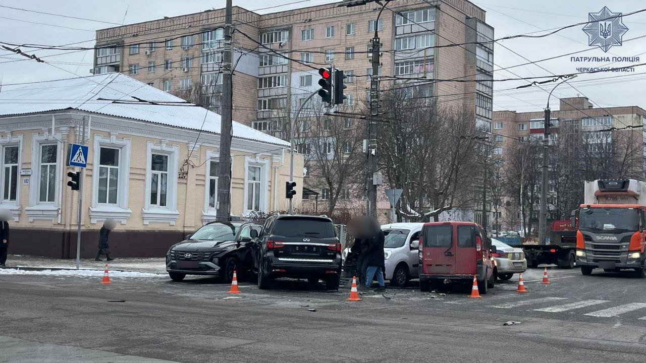 Водійка Infinity спричинила ДТП з 4 автомобілями у Черкасах