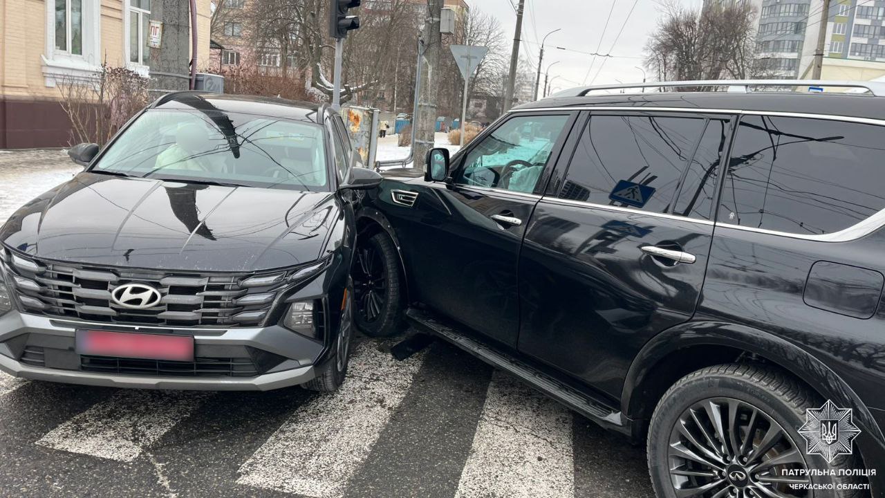 Водійка Infinity спричинила ДТП з 4 автомобілями у Черкасах - фото 2