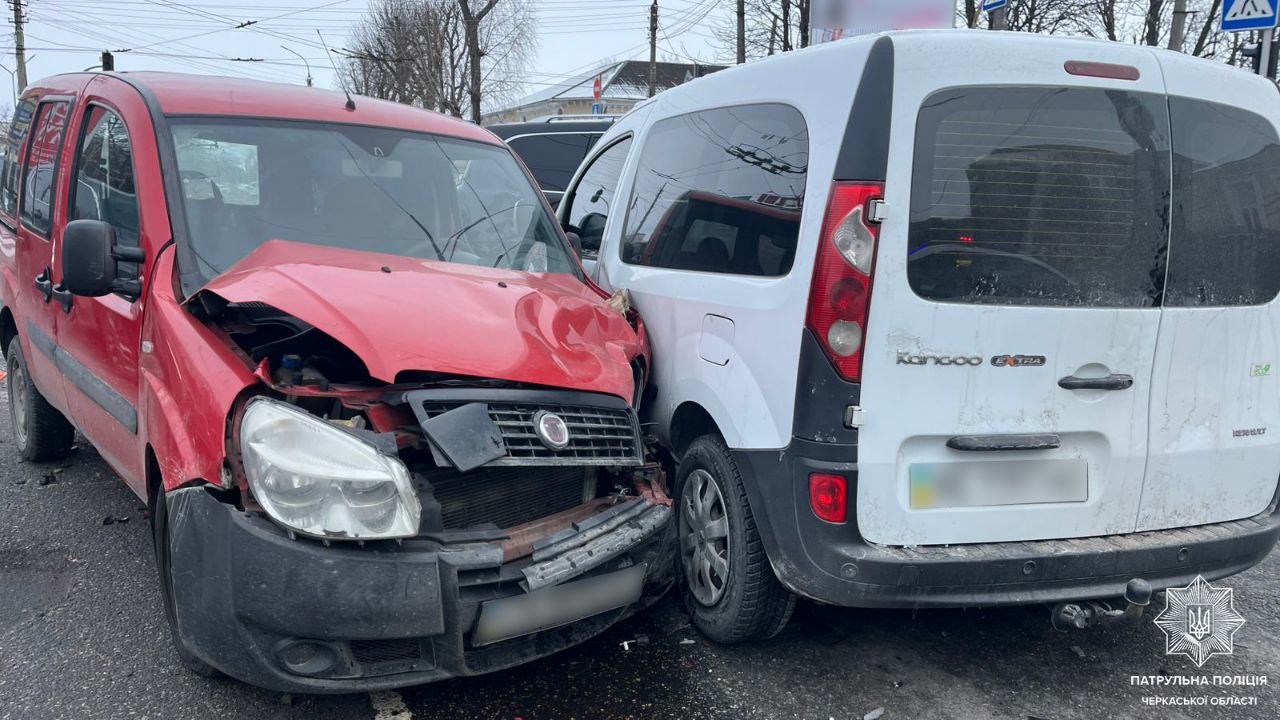 Водійка Infinity спричинила ДТП з 4 автомобілями у Черкасах - фото 3