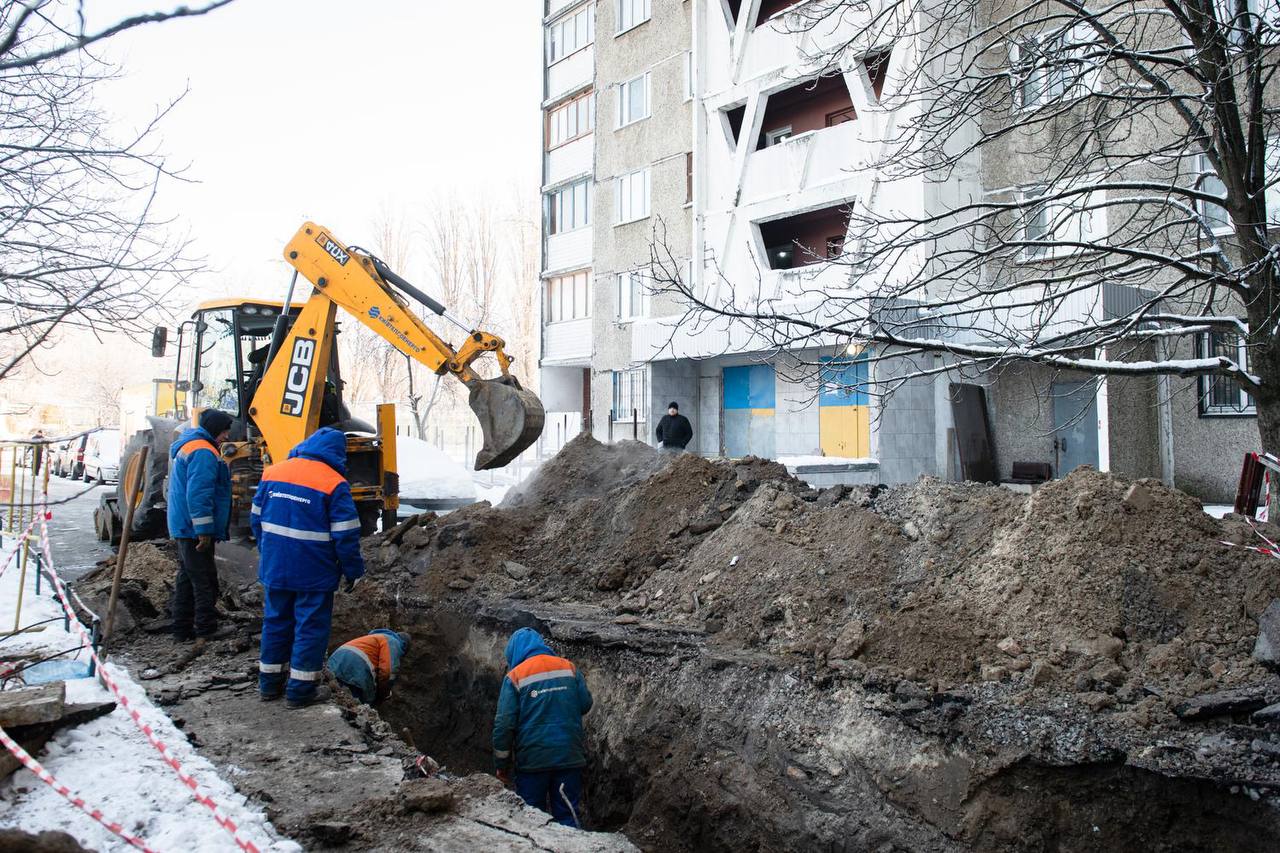 У Києві після обстрілів до тепла вже підключили 27 будинків, – Кулеба