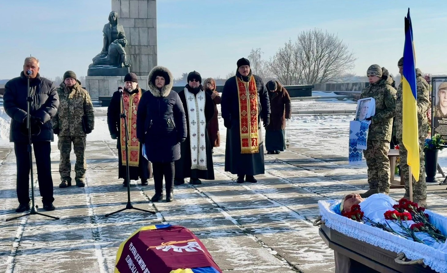 У Чорнобаївській громаді попрощалися із військовим Андрієм Осьмачком - фото 2