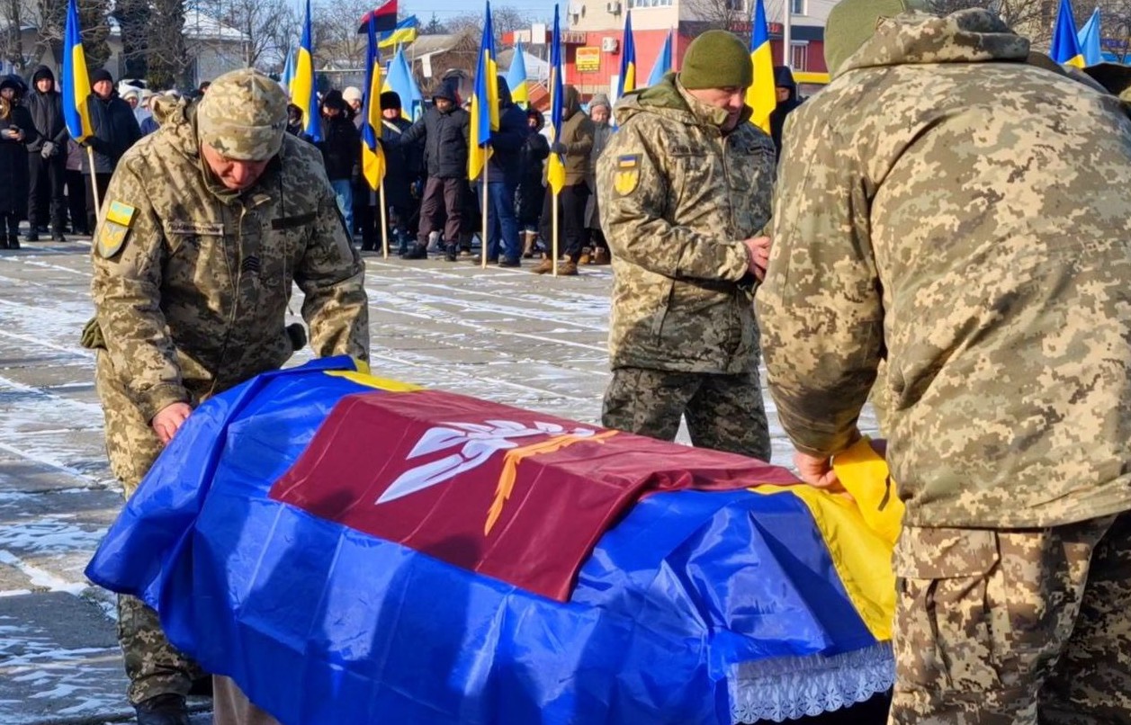 У Чорнобаївській громаді попрощалися із військовим Андрієм Осьмачком - фото 4