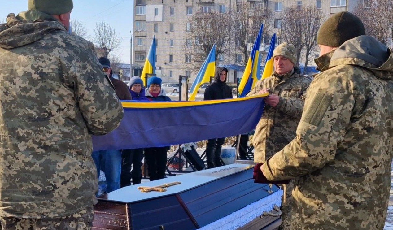 У Чорнобаївській громаді попрощалися із військовим Андрієм Осьмачком - фото 5