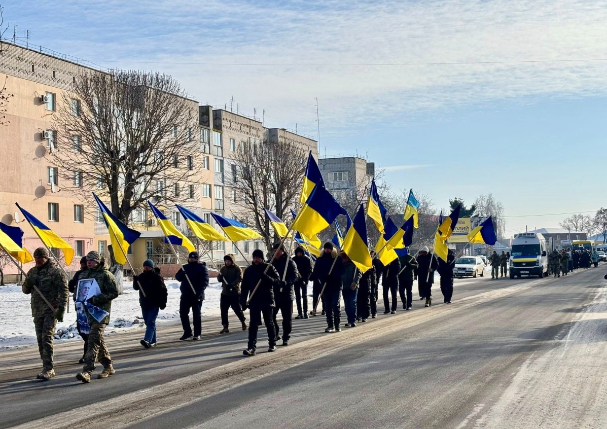 У Чорнобаївській громаді попрощалися із військовим Андрієм Осьмачком - фото 7