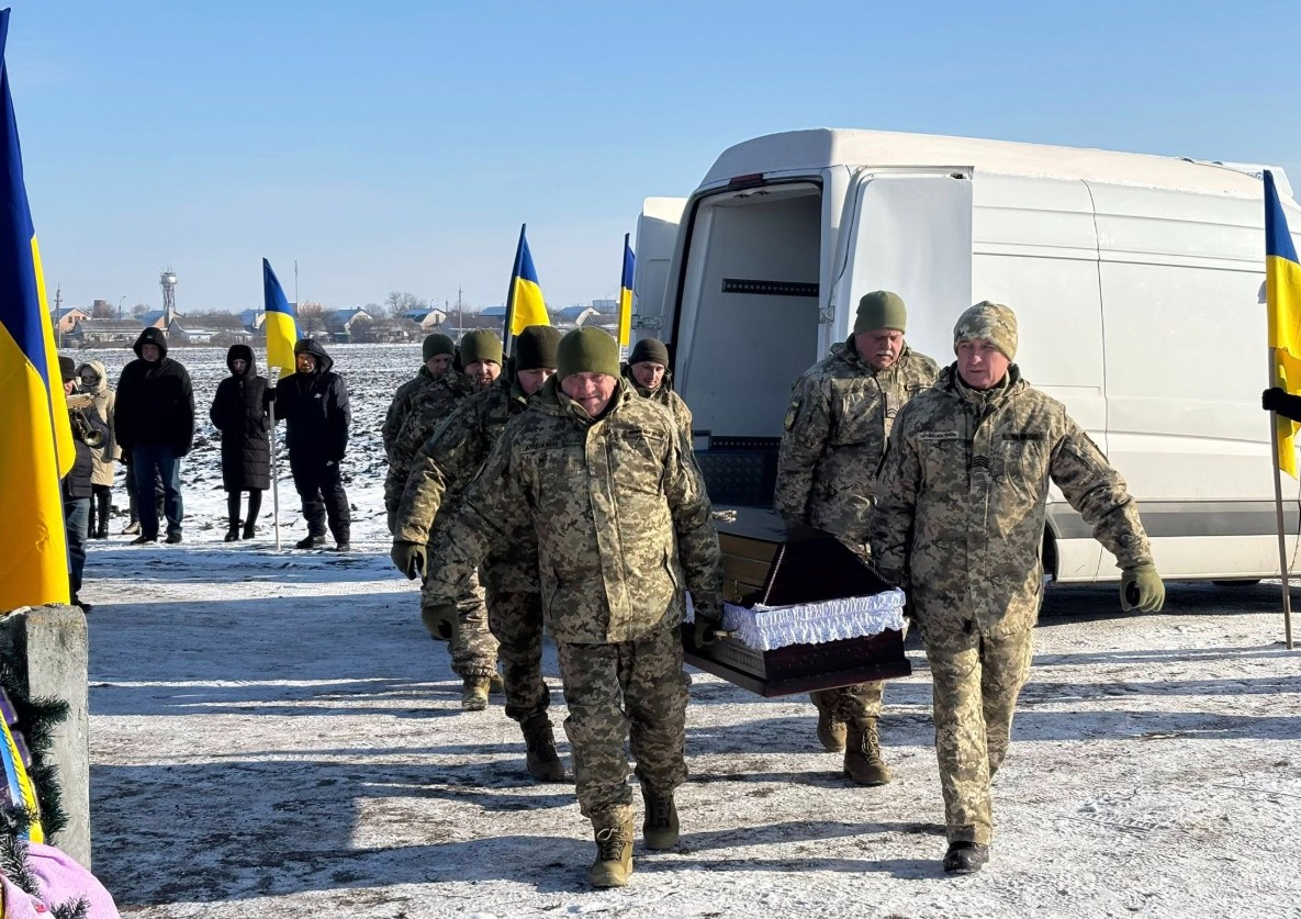 У Чорнобаївській громаді попрощалися із військовим Андрієм Осьмачком - фото 8