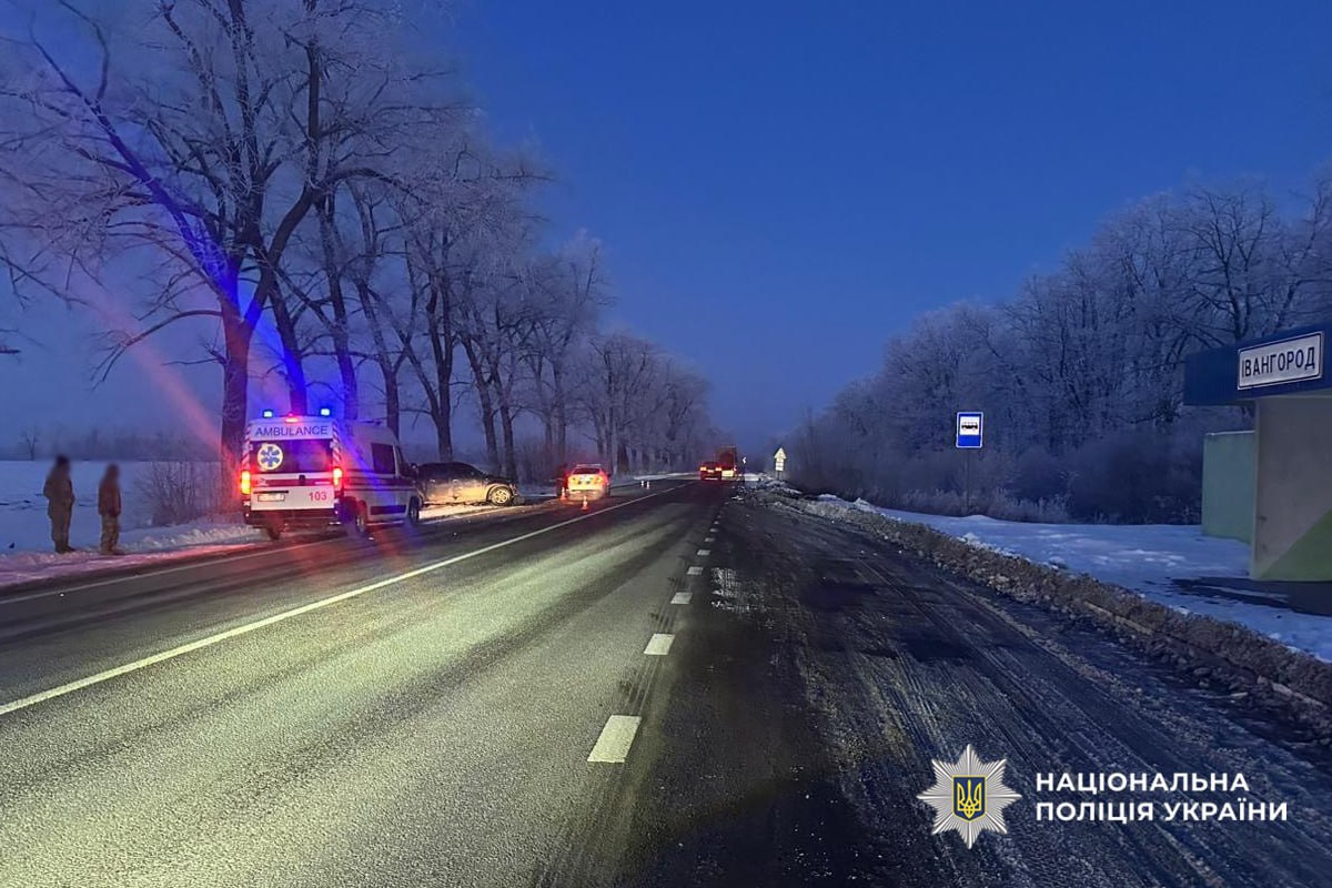 Смертельна автотроща в Уманському районі: легковик влетів у вантажівку, здійснюючи обгін