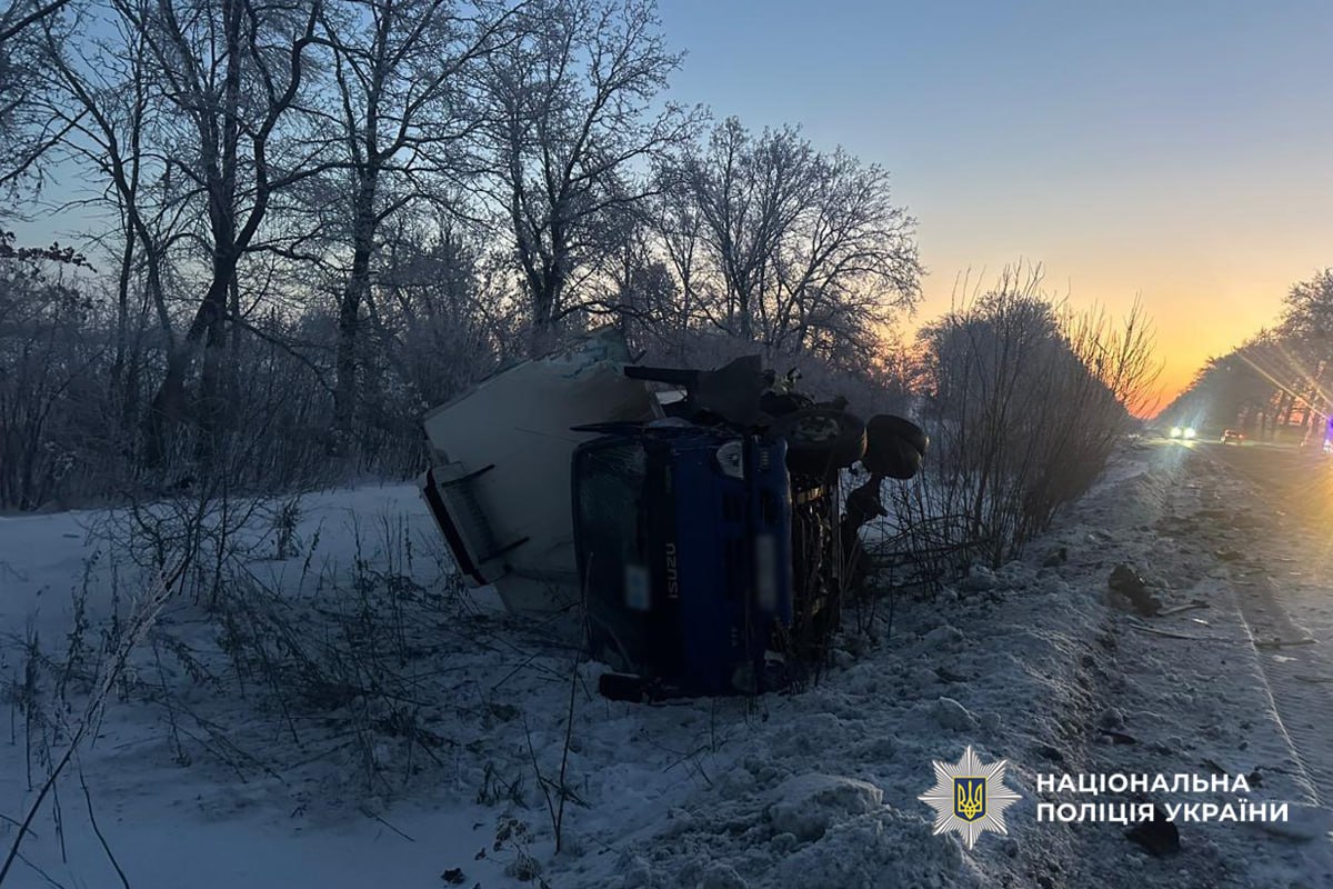 Смертельна автотроща в Уманському районі: легковик влетів у вантажівку, здійснюючи обгін - фото 2