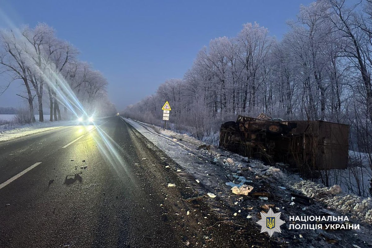 Смертельна автотроща в Уманському районі: легковик влетів у вантажівку, здійснюючи обгін - фото 3