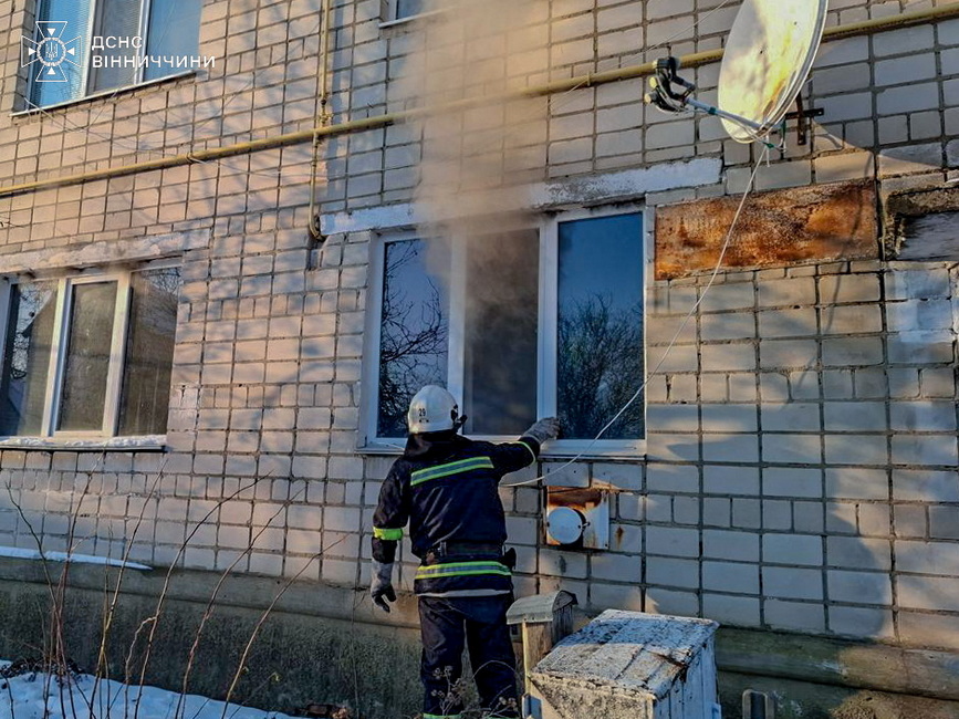 Рятувальники виводили п’ятьох людей із задимленого будинку на Вінниччині