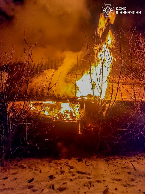 Рятувальники виводили п’ятьох людей із задимленого будинку на Вінниччині - фото 10
