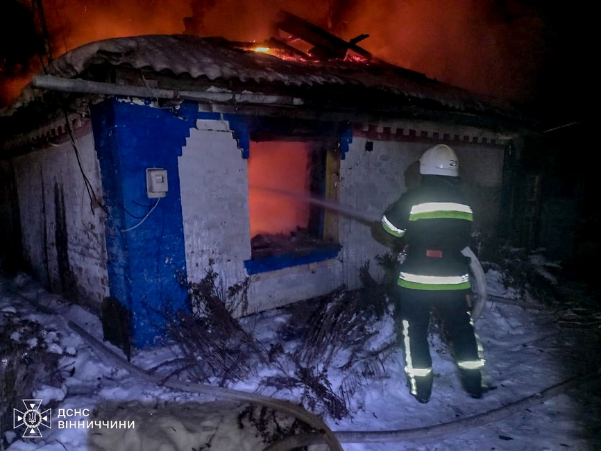 Рятувальники виводили п’ятьох людей із задимленого будинку на Вінниччині - фото 11