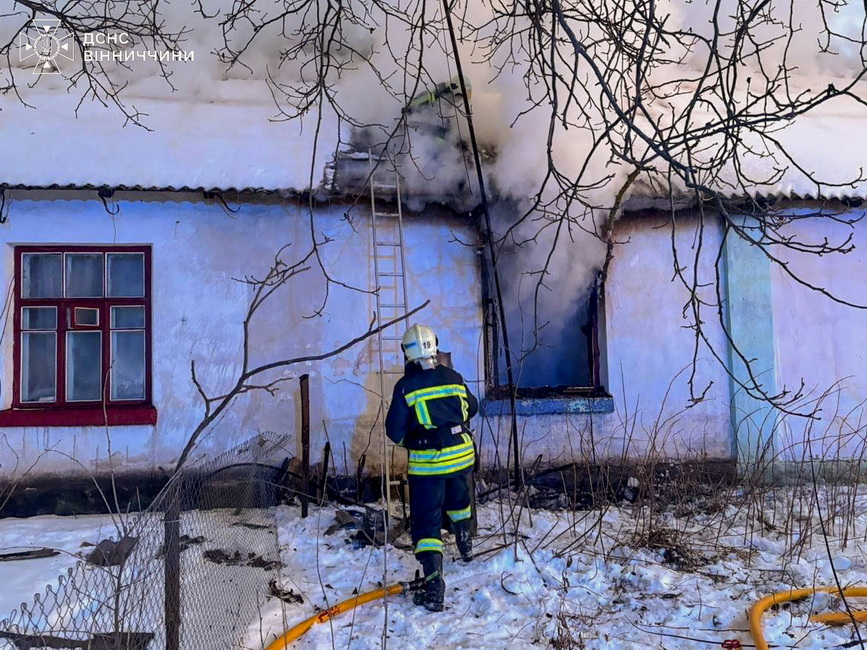 Рятувальники виводили п’ятьох людей із задимленого будинку на Вінниччині - фото 4