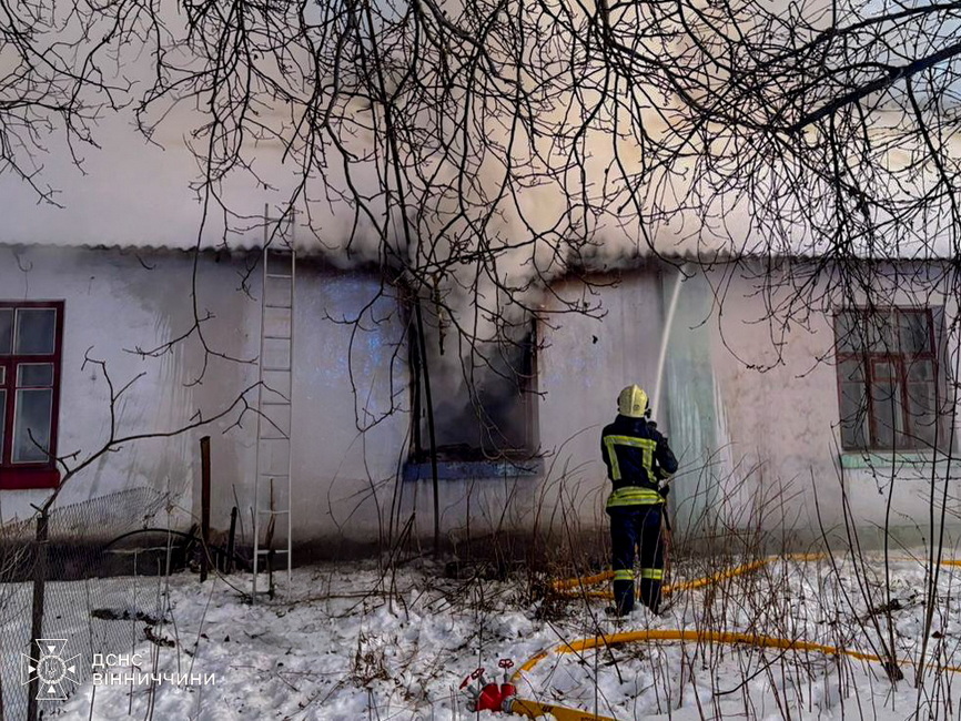 Рятувальники виводили п’ятьох людей із задимленого будинку на Вінниччині - фото 6