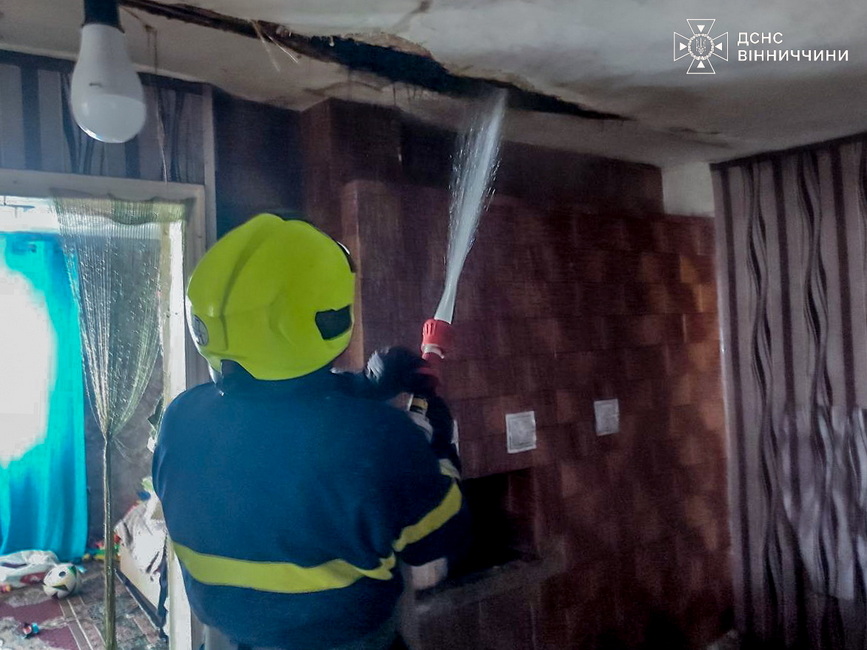 Рятувальники виводили п’ятьох людей із задимленого будинку на Вінниччині - фото 8