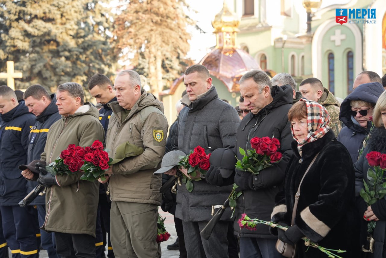 У Черкасах вшанували пам’ять оборонців Донецького аеропорту. Фото - фото 7