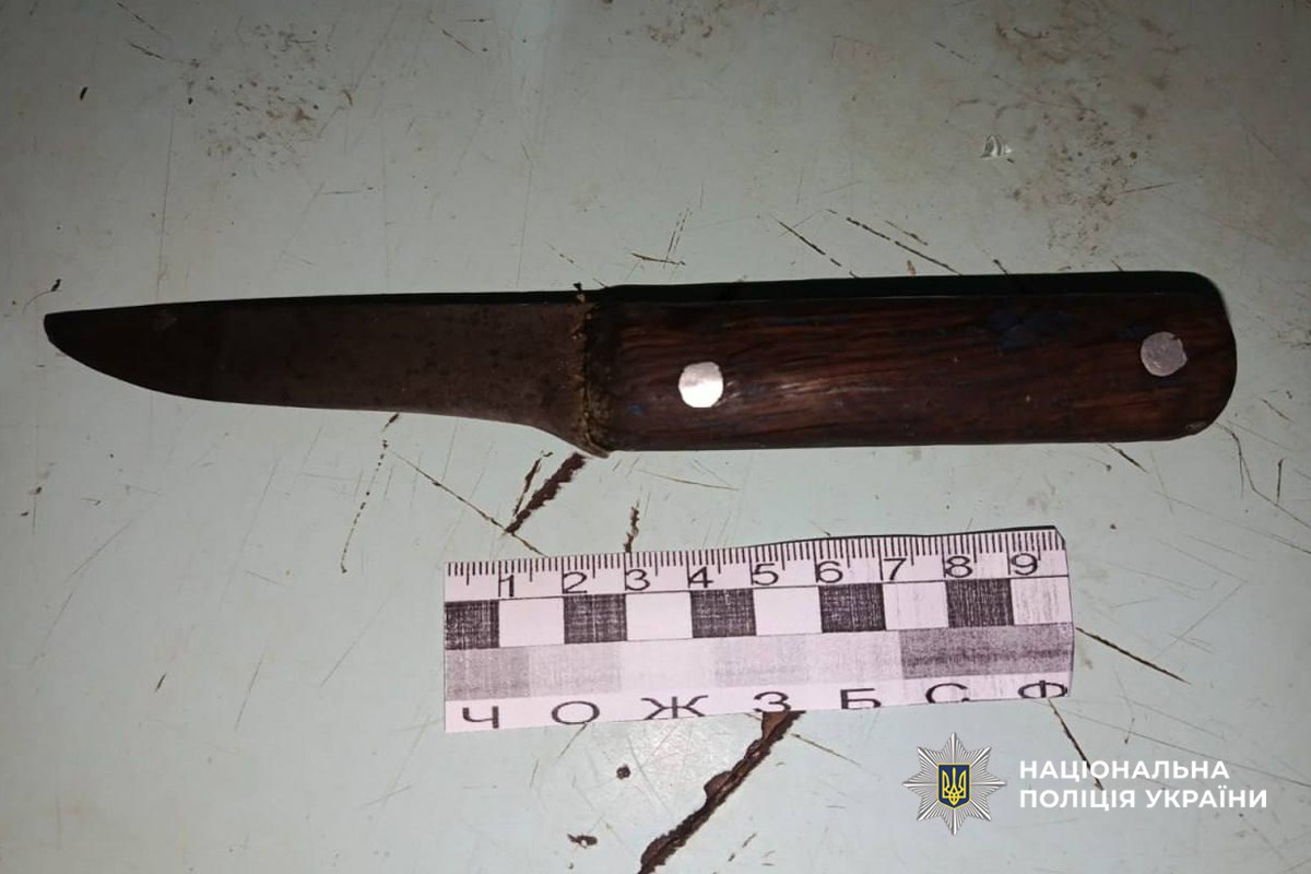 На Черкащині чоловік всадив ножа товаришеві в груди
