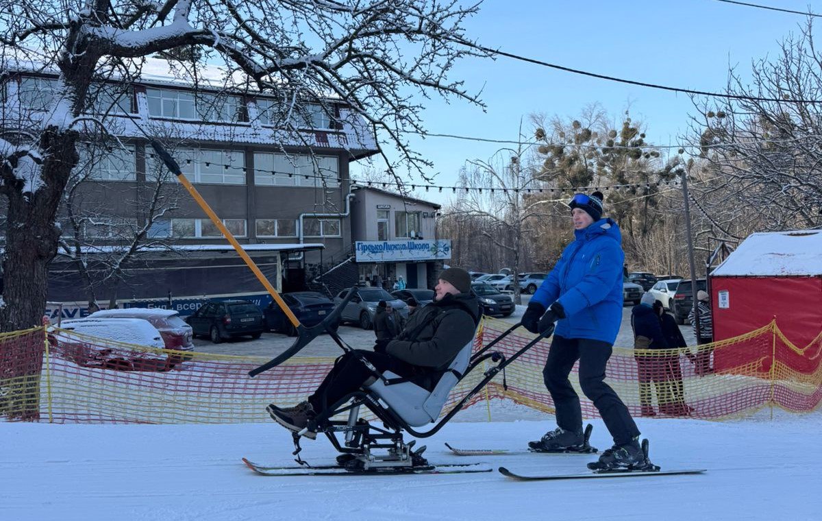Ветерани війни з Київщини випробували себе в катанні на адаптивних лижах