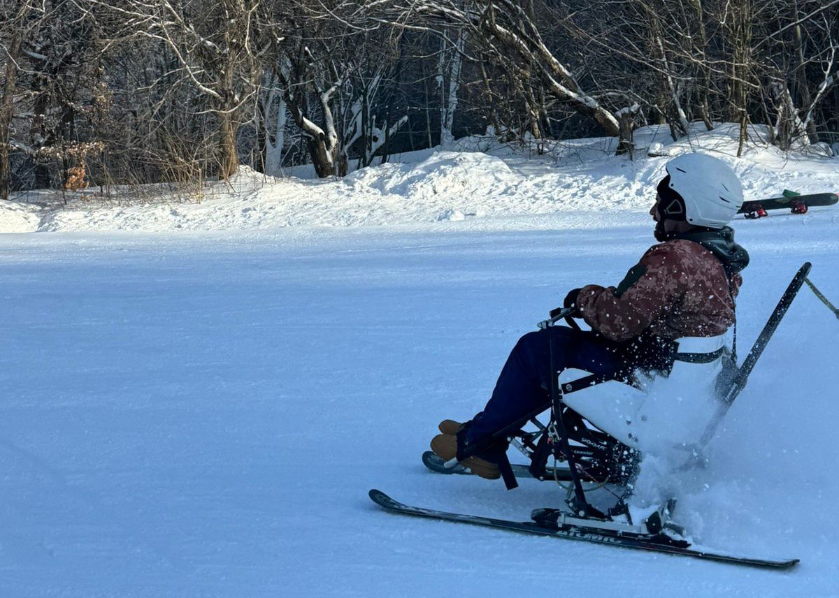 Ветерани війни з Київщини випробували себе в катанні на адаптивних лижах - фото 4