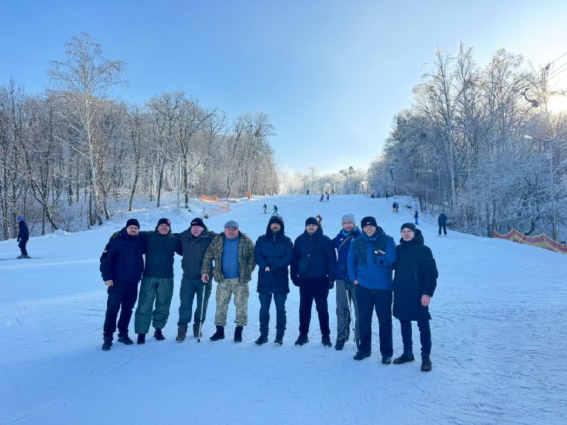 Ветерани війни з Київщини випробували себе в катанні на адаптивних лижах - фото 2