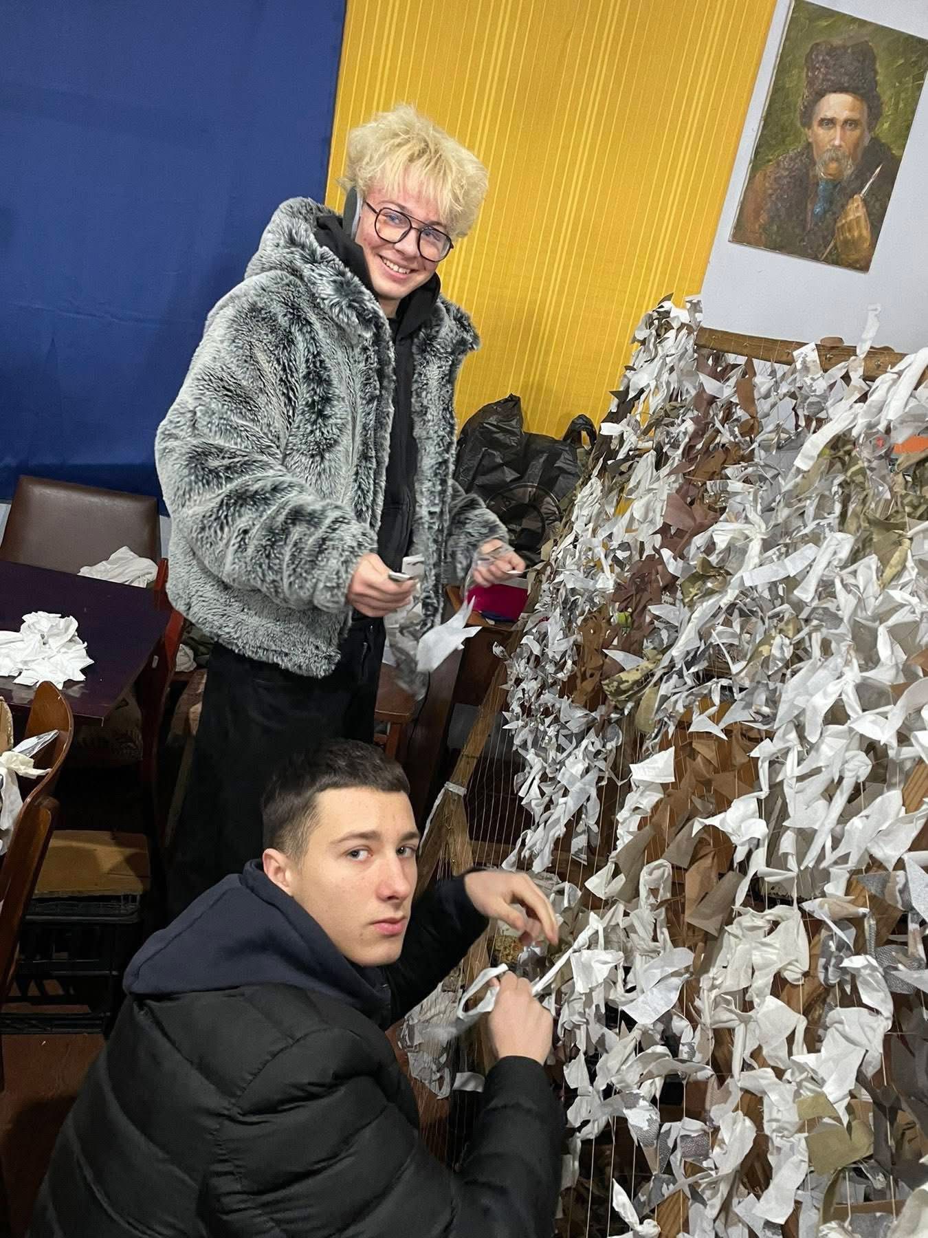 В Умані ліцеїсти під час канікул плели маскувальні сітки