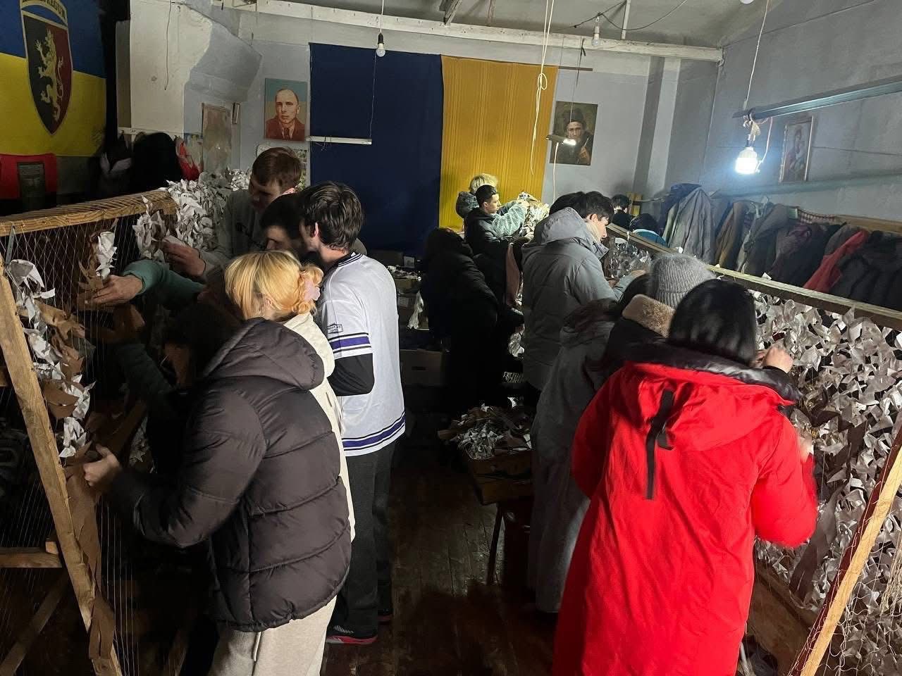 В Умані ліцеїсти під час канікул плели маскувальні сітки - фото 3