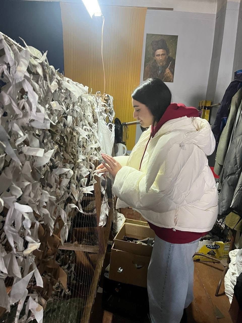 В Умані ліцеїсти під час канікул плели маскувальні сітки - фото 6