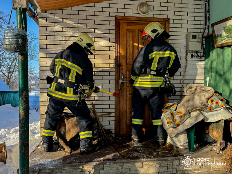 Вінничанка не змогла відкрити двері в квартиру, де була її півторарічна дитина