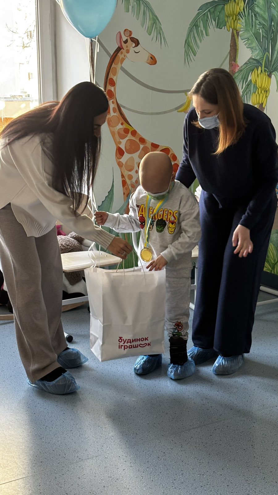 Із Черкаського онкоценту виписали 4-річного сина військового, який бореться із лейкемією