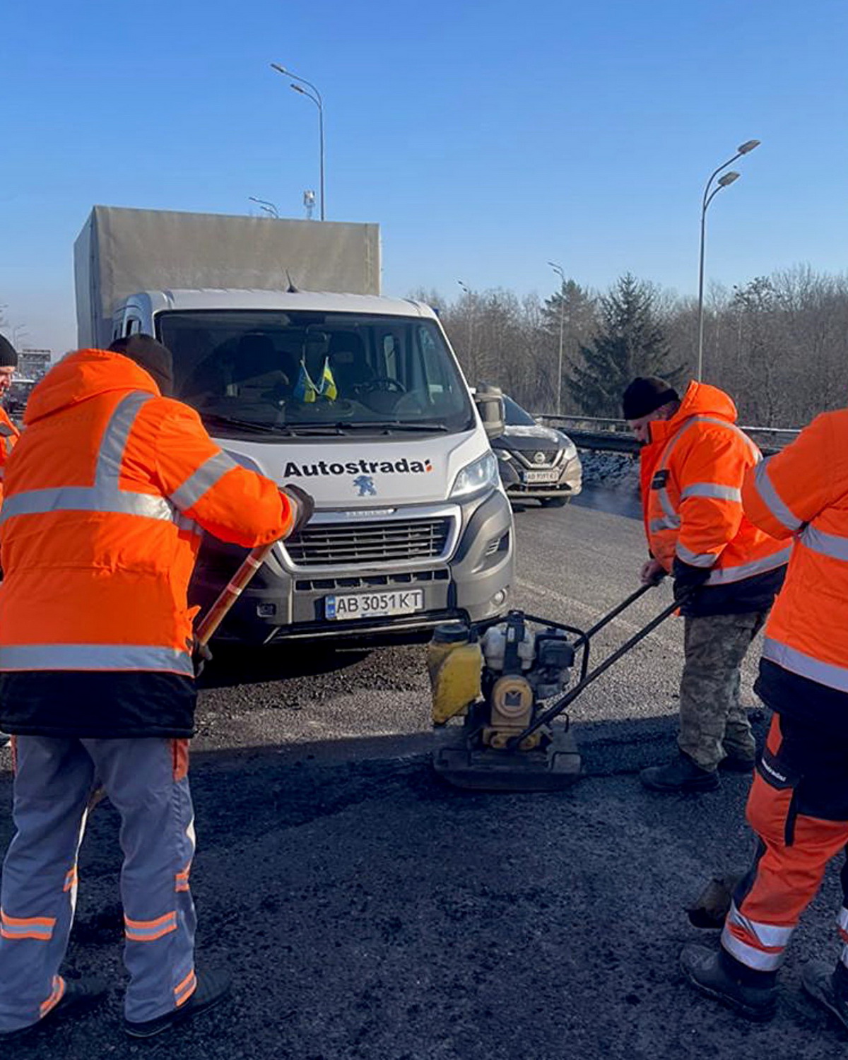 На дорогах Вінниччини в мороз «латають» ями - фото 2