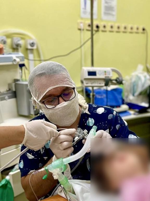 Ялинка у бронхах та трахеї: лікарі «Охматдиту» врятували 8-місячну дитину