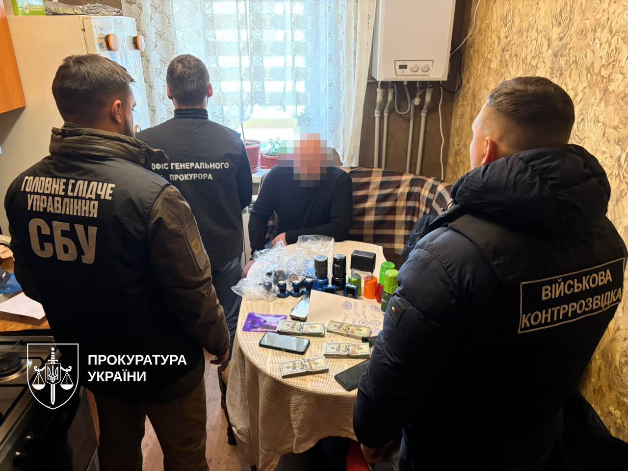 Організував схему ухилення від мобілізації: викрито посадовця РДА Києва та його спільників