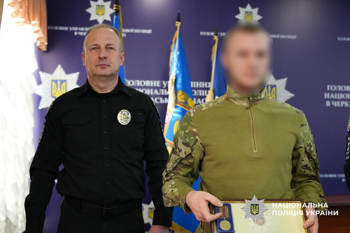 Черкаські поліцейські отримали нагороди «За оборону України», «Срібний хрест» і «За відвагу в службі» - фото 2