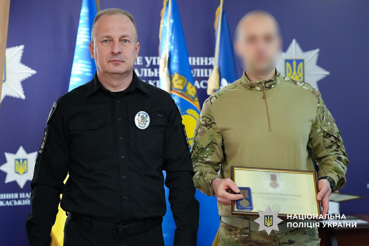 Черкаські поліцейські отримали нагороди «За оборону України», «Срібний хрест» і «За відвагу в службі» - фото 3